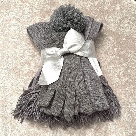 NWT New York & Co Gray Knit Fringe Scarf Pom Hat & Gloves Set Winter Cozy Gift - Picture 15 of 15
